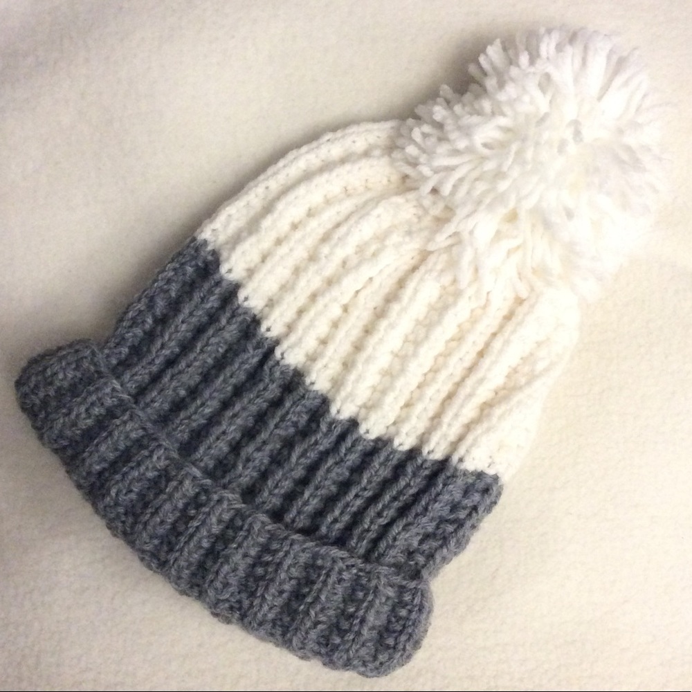 ⭐️HOST PICK Brand new hand knit pom-pom tuque